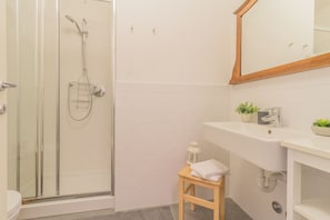 Douche, sĂšche-cheveux, bidet, serviettes fournies
