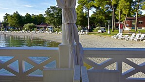 Ein Strandbereich mit Liegestühlen und einem Pool.