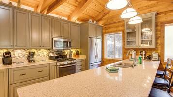 Réfrigérateur, micro-ondes, plaque de cuisson