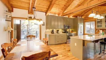 Réfrigérateur, micro-ondes, plaque de cuisson