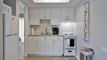 Køleskab, mikrobølgeovn, ovn, kogeplade