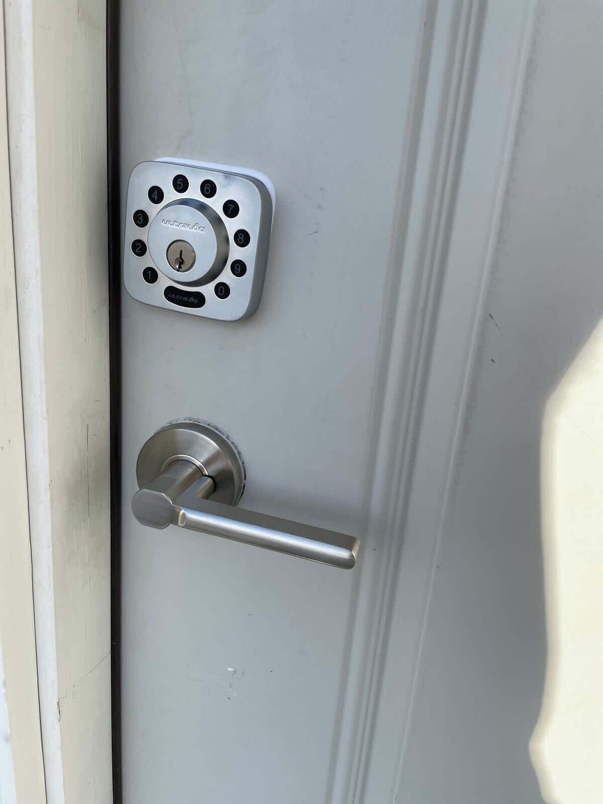 Una porta amb un teclat numèric i un tirall.