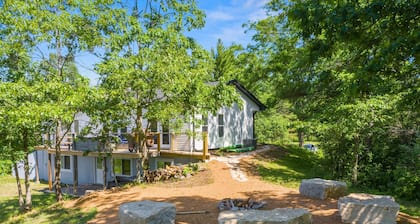 Beautiful views and water access on 20 acre paradise! slps 14 Hot tub dock kayak