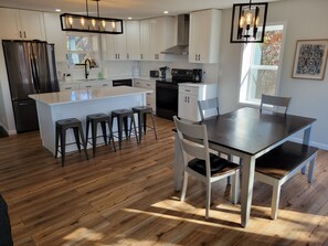 Full-sized fridge, microwave, oven, stovetop