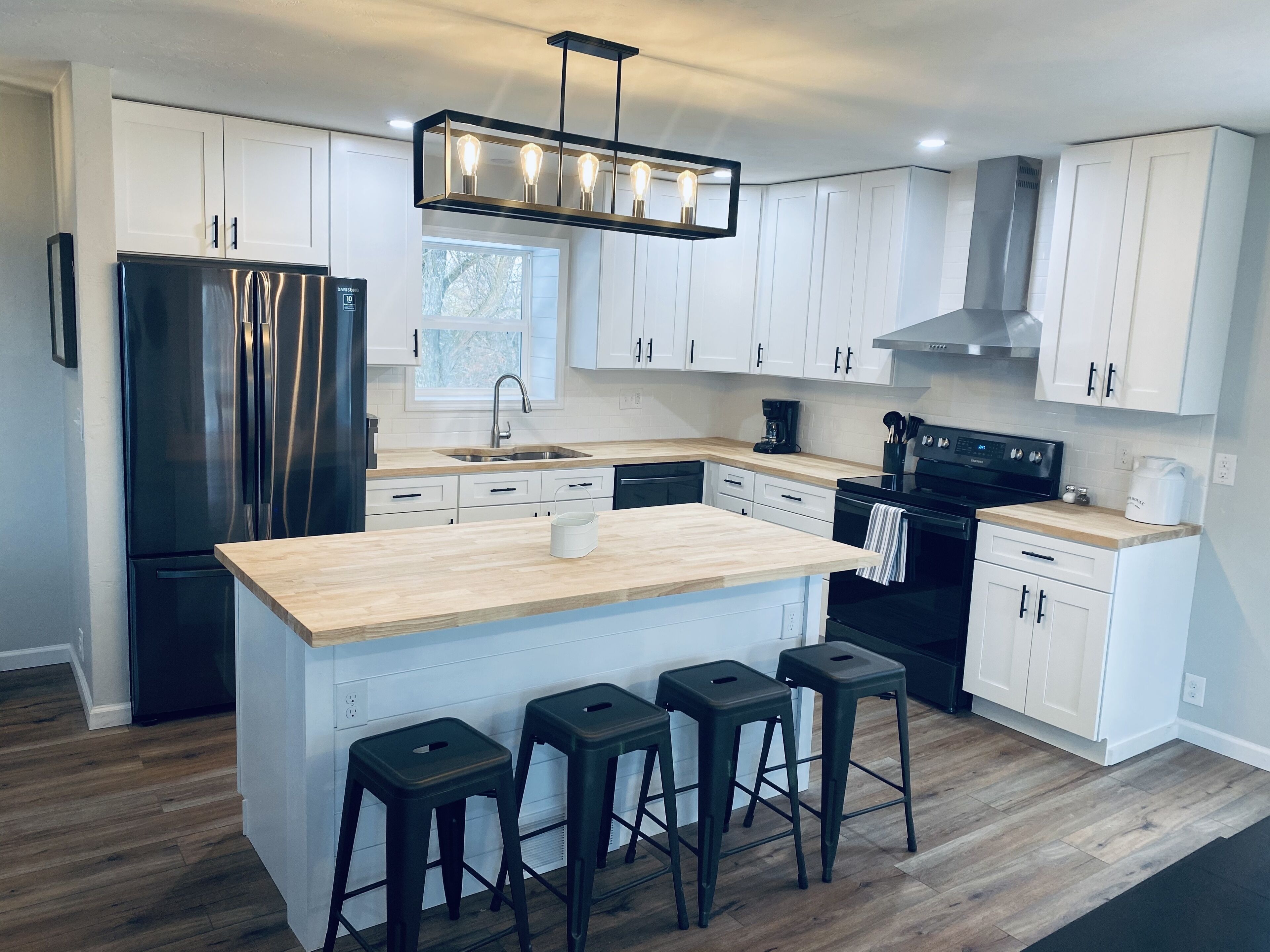 Täysikokoinen jääkaappi, mikroaaltouuni, uuni, liesi