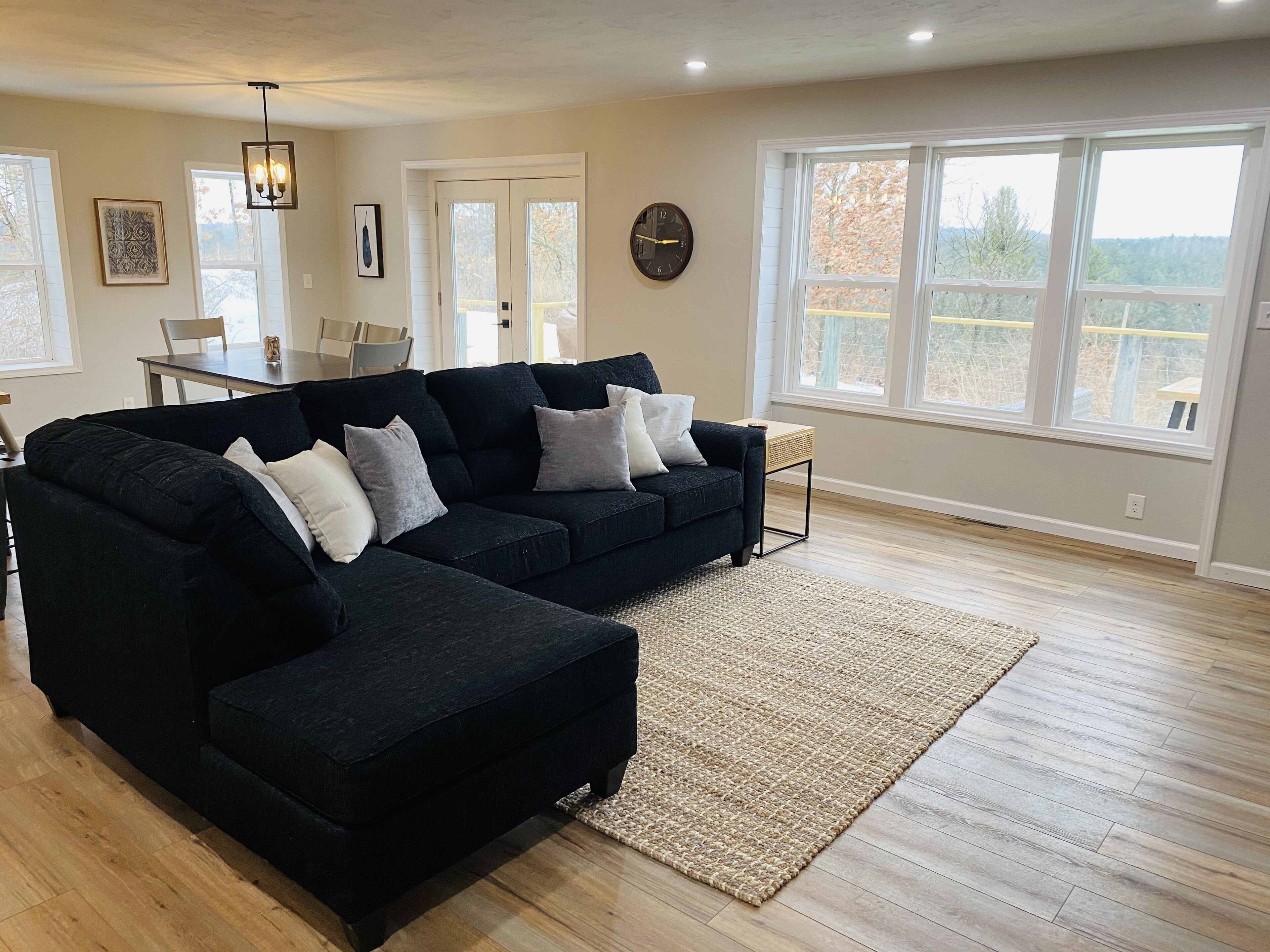 Televisio, takka, Netflix, pöytäjalkapallopöytä