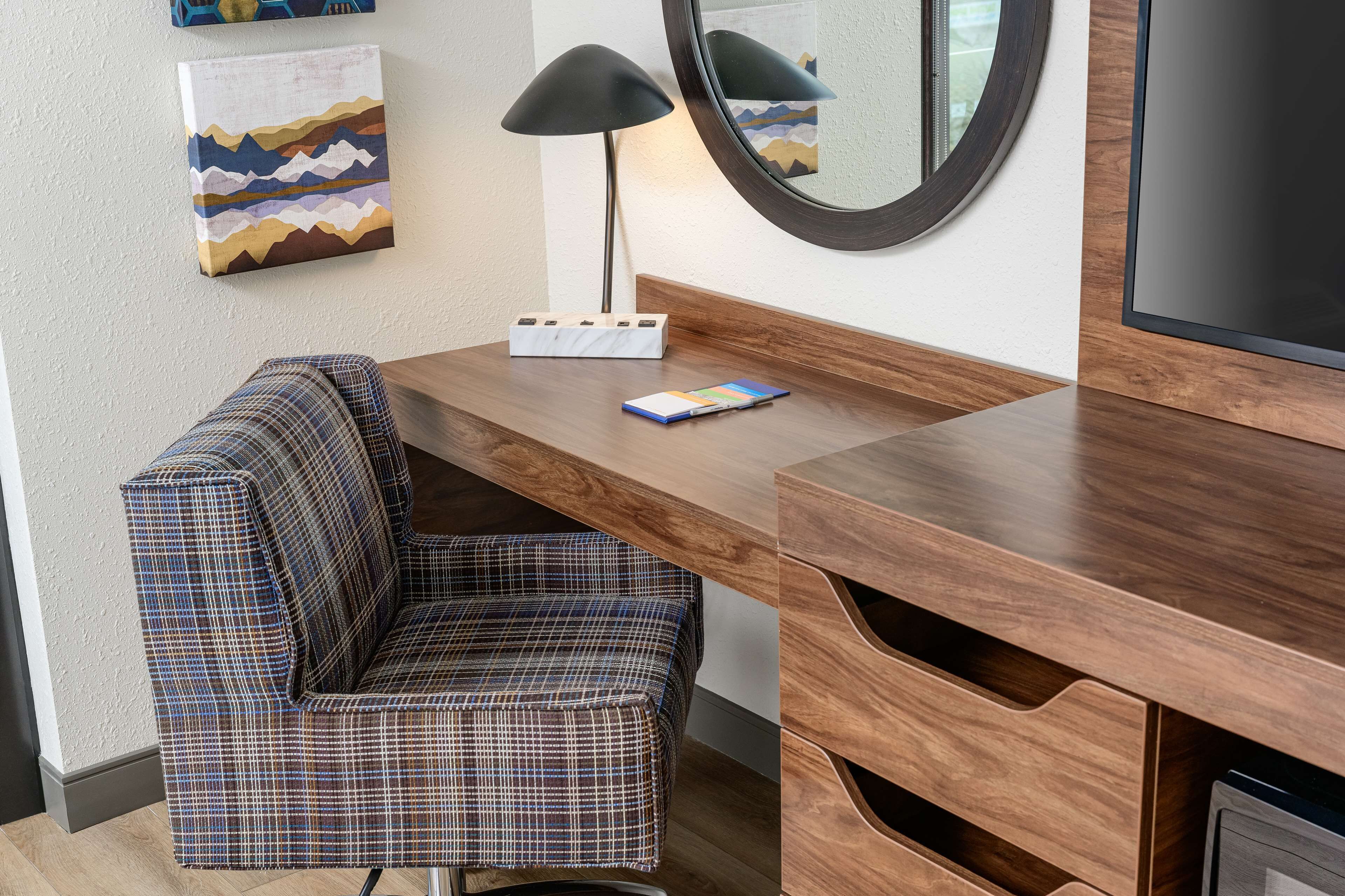 in-room safe, desk, laptop workspace, blackout curtains