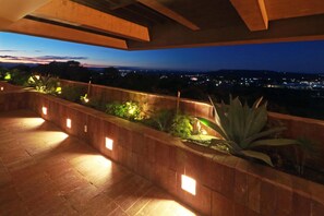 Eine Terrasse mit Blick auf die Stadt im Abenddämmerung.