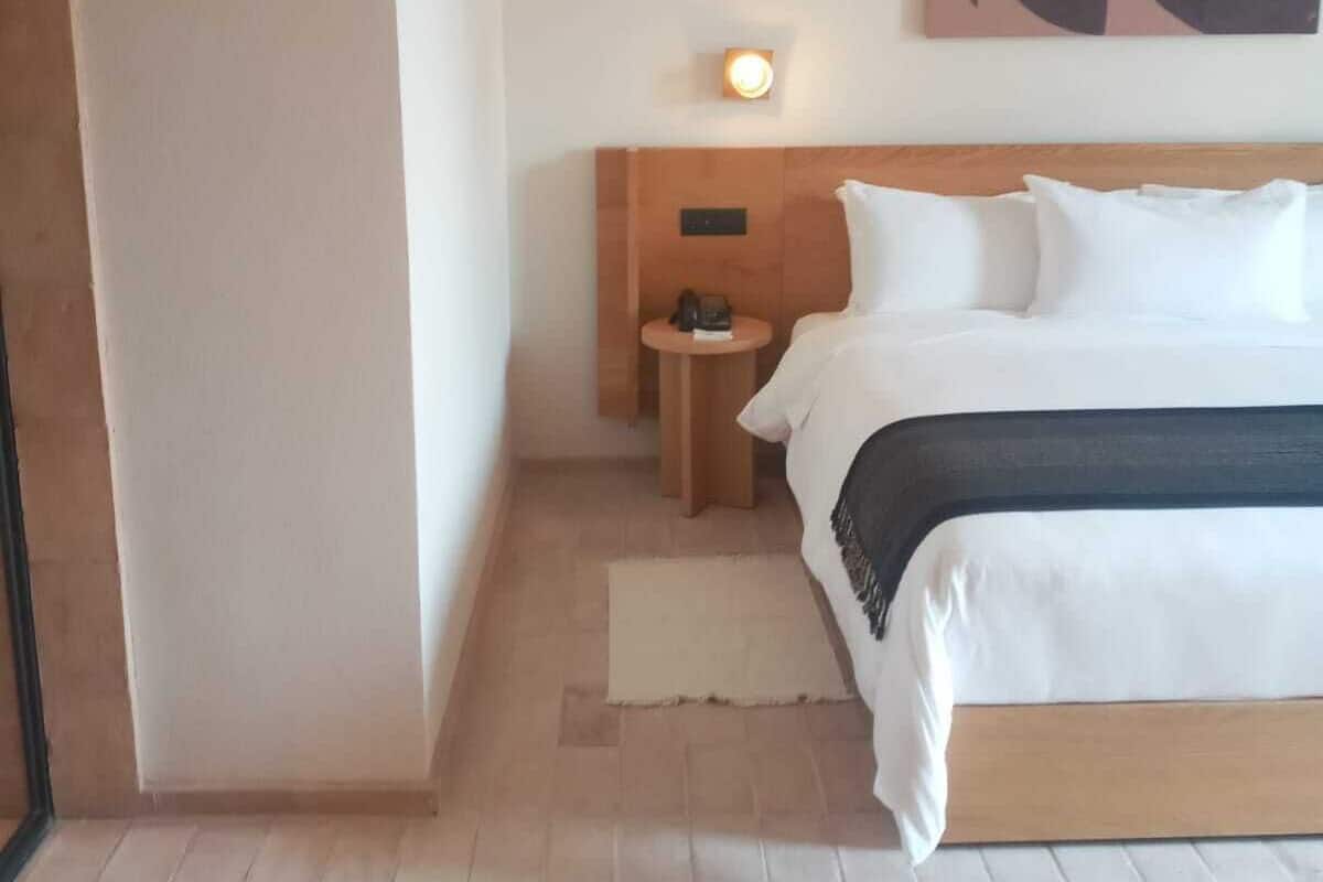 Rum - 1 kingsize-säng (Roll-In Shower) | 1 sovrum, sängtillbehör av högsta kvalitet och duntäcken