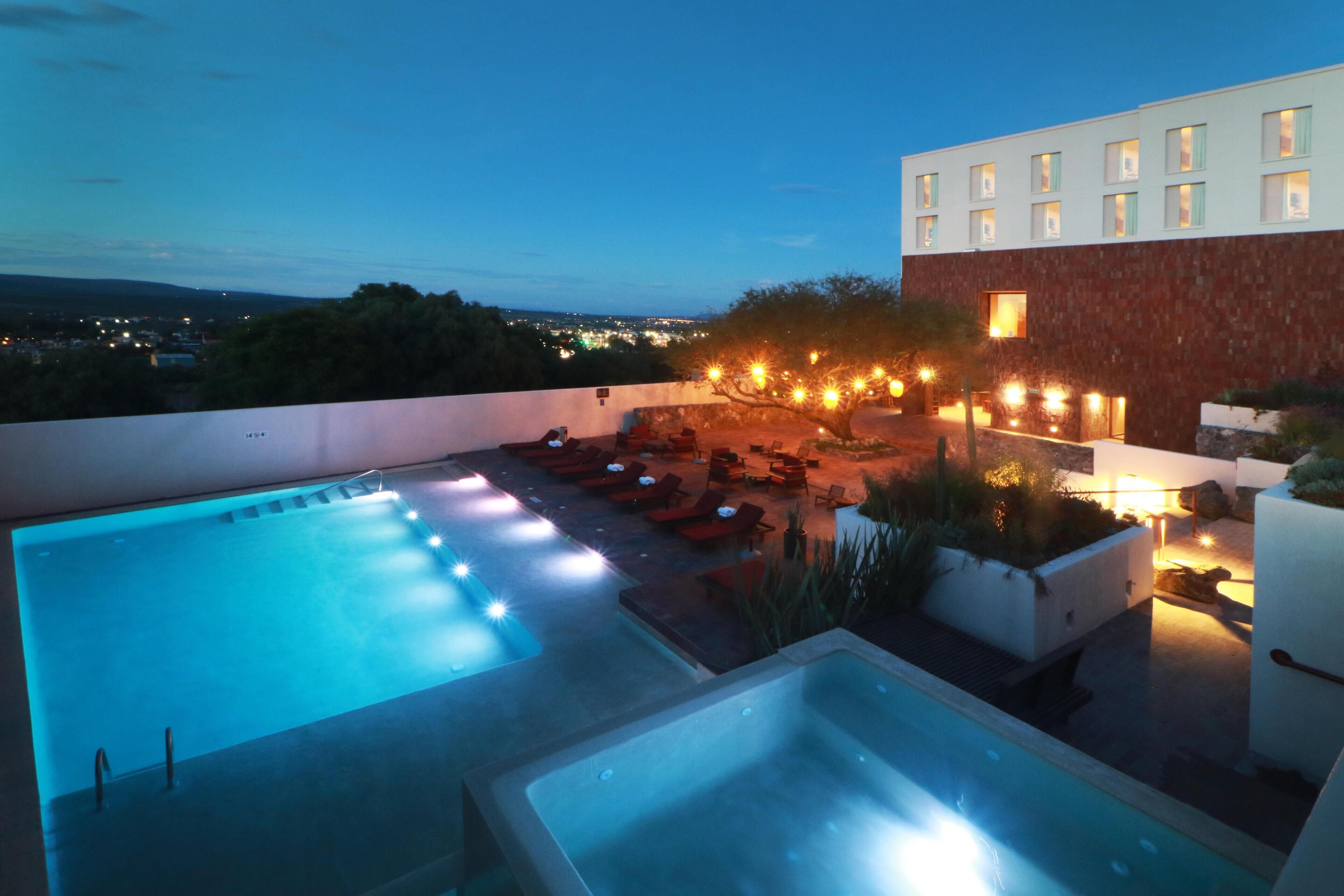 Piscina externa, funciona das 8h às 20h, guarda-sóis, espreguiçadeiras