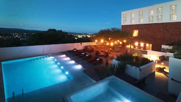 Piscina externa, funciona das 8h às 20h, guarda-sóis, espreguiçadeiras