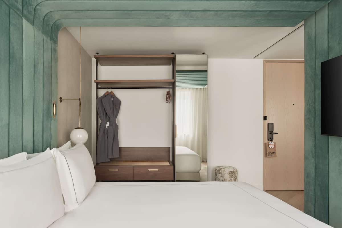 Suite, 1 Bedroom | Peti besi dalam bilik, meja, ruang kerja komputer riba 