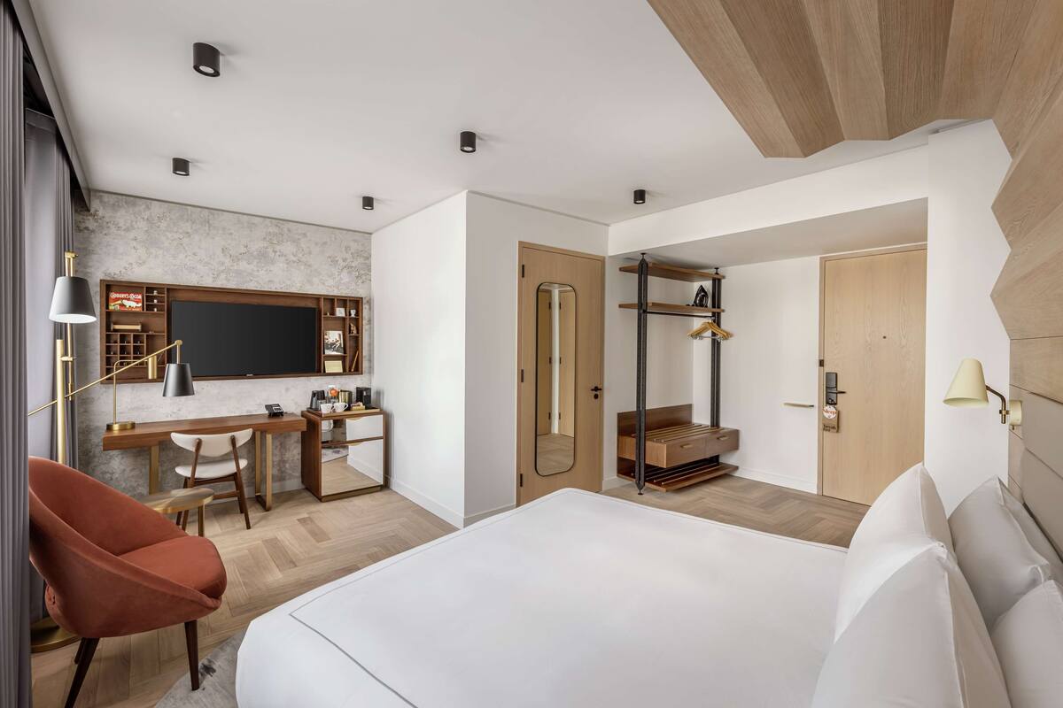 Room, 1 Katil Raja (King), Accessible | Peti besi dalam bilik, meja, ruang kerja komputer riba 