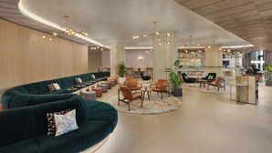 En moderne lobby med buet loft, siddepladser og bar.