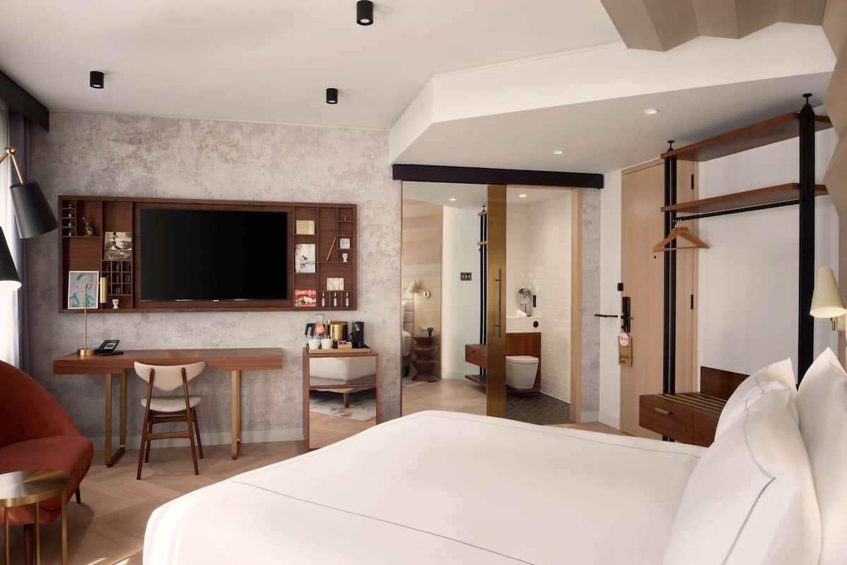 Suite (Peloton Wellness) | Peti besi dalam bilik, meja, ruang kerja komputer riba 