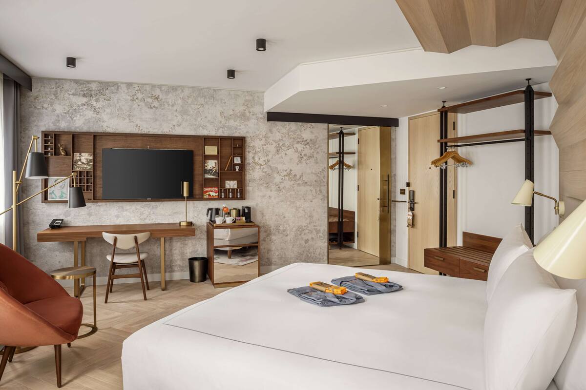 Junior Suite, 1 Katil Raja (King) | Peti besi dalam bilik, meja, ruang kerja komputer riba 