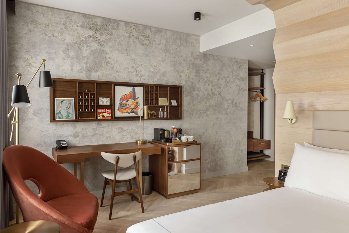 Room, 1 Katil Ratu (Queen), Accessible | Peti besi dalam bilik, meja, ruang kerja komputer riba 