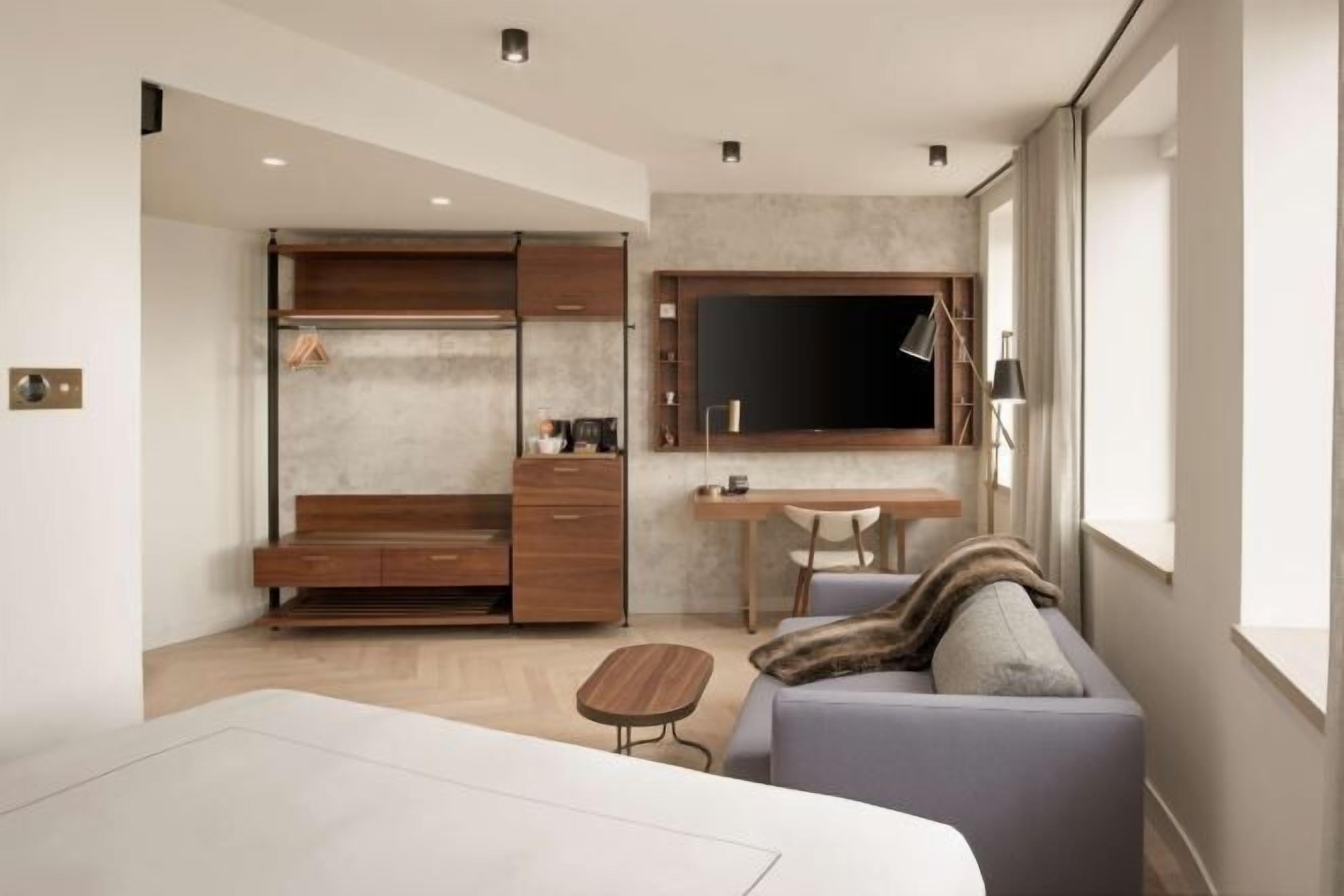 Een kluis op de kamer, een bureau, een laptopwerkplek