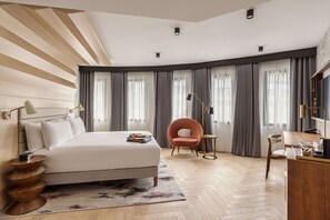 Un dormitorio moderno con cama, escritorio y silla.