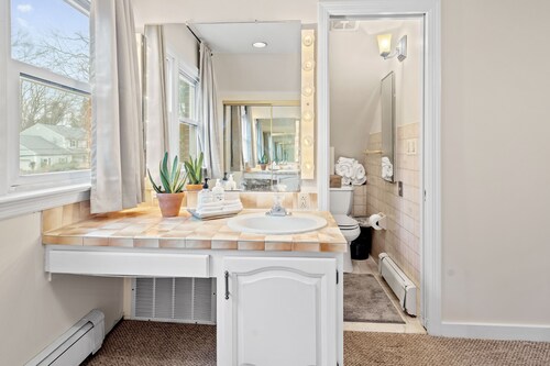 Prime Location, Private Loft Apartment. Well-Appointed for Comfort & Convenience
