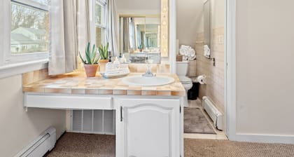 Prime Location, Private Loft Apartment. Well-Appointed for Comfort & Convenience