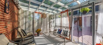 Prime Location, Private Loft Apartment. Well-Appointed for Comfort & Convenience