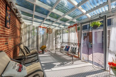 Prime Location, Private Loft Apartment. Well-Appointed for Comfort & Convenience