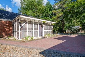 Exterior - Prime Location, Private Loft Apartment. Well-Appointed for Comfort & Convenience (Princeton)