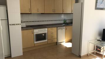 Frigorífico, microondas, horno y placa de cocina