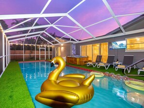 A heated pool - Pool • Hot Tub • Massage Chair • Free EV Charger • 5 Mins to Beaches! (Seminole)