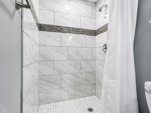 Duschwanne, kostenlose Toilettenartikel, Haartrockner, Handtücher