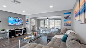 Smart TV, lareira, mesa de pingue-pongue, livros