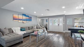 Smart TV, lareira, mesa de pingue-pongue, livros