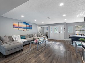 Smart TV, fireplace, ping pong, books - Pool • Hot Tub • Massage Chair • Free EV Charger • 5 Mins to Beaches! (Seminole)