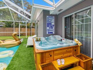 Outdoor spa tub - Pool • Hot Tub • Massage Chair • Free EV Charger • 5 Mins to Beaches! (Seminole)