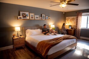 1 slaapkamer, een bureau, een strijkplank/strijkijzer, reisbedje