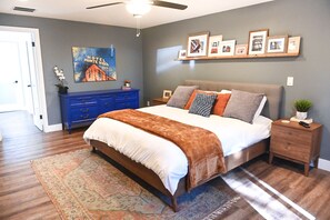 1 slaapkamer, een bureau, een strijkplank/strijkijzer, reisbedje