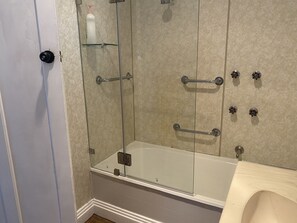 Ensemble baignoire-douche, séchoir à cheveux, serviettes fournies, savon