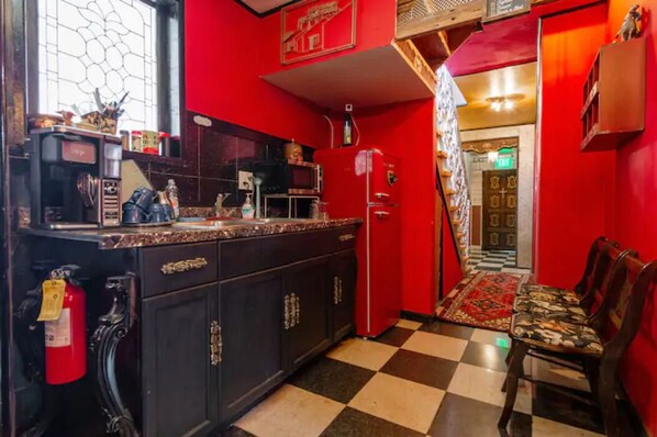 Kitchenette , no hot cooking oven other than microwave.