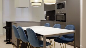 A modern kitchen with a dining area. - Mayor Suite 8 by FeelFree Rentals (San Sebastián)