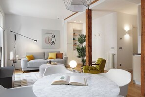 TV - Salamanka by FeelFree Rentals (Donostia)