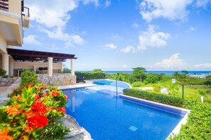 Pool - Luxury living, pool and Golf- Villa 1108 4 bedroom (Roatan)