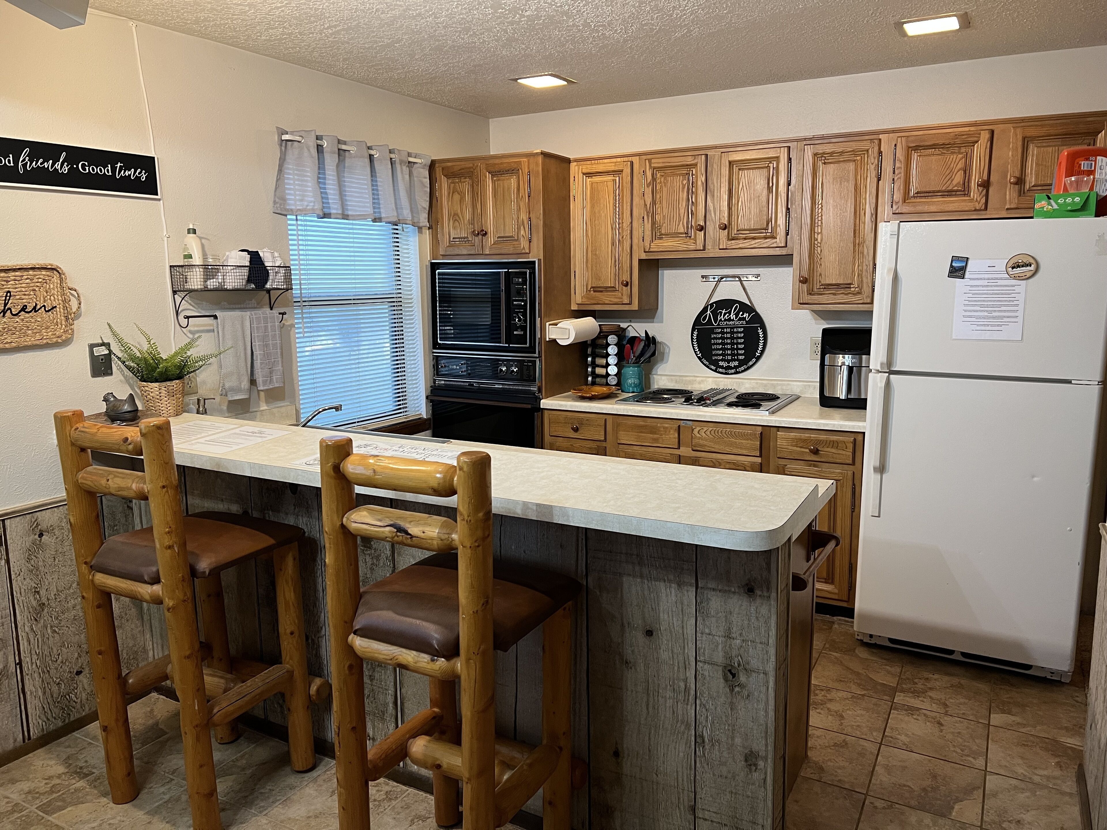 Kjøleskap, mikrobølgeovn, ovn og kokeplater