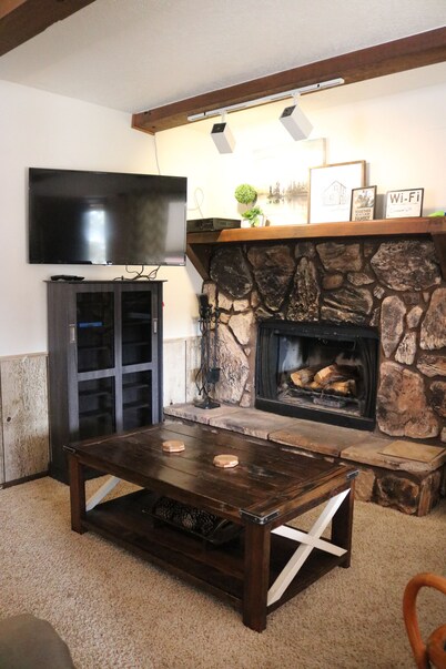 Cozy M&M’s Condo-2 blocks from resort lift!