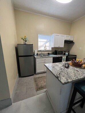 Een koelkast, een magnetron, een oven, een kookplaat