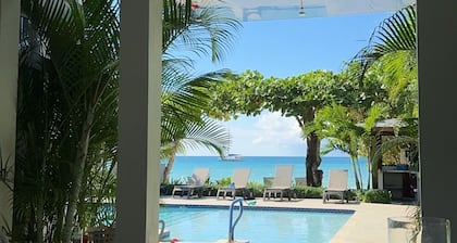 Fully staffed. private, Beachfront villa with a pool in Negril, Jamaica