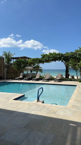Fully staffed. private, Beachfront villa with a pool in Negril, Jamaica 