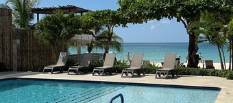 Fully staffed. private, Beachfront villa with a pool in Negril, Jamaica 