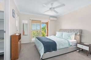 2 slaapkamers, een bureau, een strijkplank/strijkijzer, reisbedje