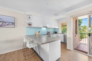 Frigorífico, microondas, horno y lavavajillas